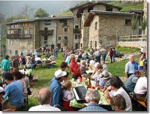 Panoramica sulla festa nella piazzetta