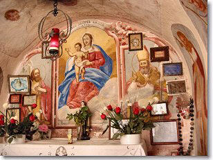 Interno della Tribulina Madrera con la Madonna delle Grazie