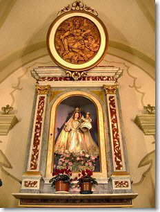 Madonna del Rosario nella nicchia, San Michele nel medaglione in alto nella chiesetta di Sussia