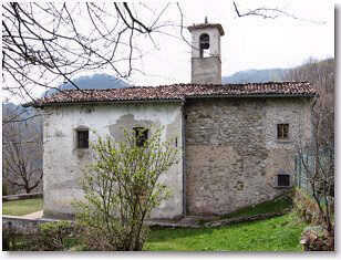 La chiesetta di San Michele vista da est