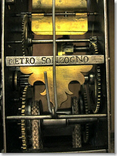Firma di Pietro Sonzogno incisa sull'orologio del Museo della Valle di Zogno