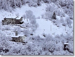 Visione invernale  di Sussia, dove a Natale si  organizza un Presepio Vivente