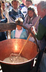 Preaparazione del 'Formai de mut' - Az. Agr. SebastianoMonaci - foto Piero Gritti  23 sett 07