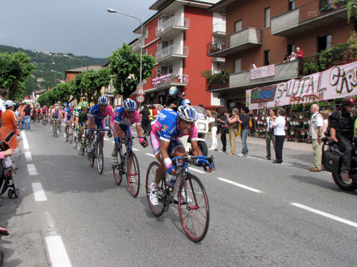 Passaggio del Giro a Zogno - Il gruppo della maglia rosa