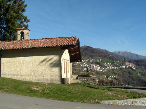 Passo e chiesetta della S. Trinit di Dossena