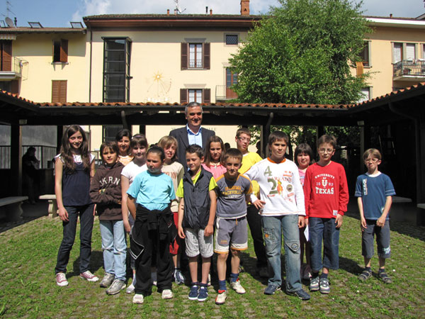 Gli alunni premiati e segnalati posano col Dirigente Scolastico di Zogno Claudio Gotti