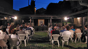 Il folto pubblico presente nel giardino del Museo della Valle di Zogno 