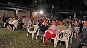 Il folto pubblico presente nel giardino del Museo della Valle di Zogno 
