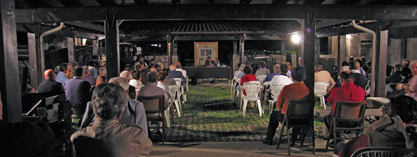 Il folto pubblico presente nel giardino del Museo della Valle di Zogno 