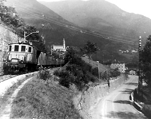 Ferrrovia e strada affiancati a Lenna 