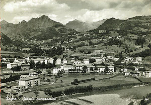 Il trenino attraversa l'abitato di Zogno (Coll. Gianni Donati)