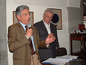 Il rag. Renato Amaglio e l'arch. Vito Sonzogni presentano la mostra