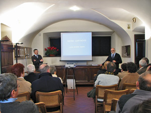 Nella sala delle conferenze