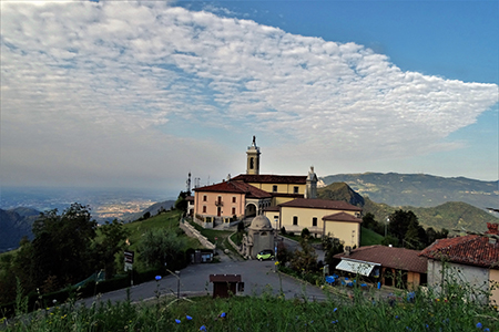 Al Monte Zucco (1232 m) da S. Antonio Abbandonato il 21 agosto 2018  - FOTOGALLERY