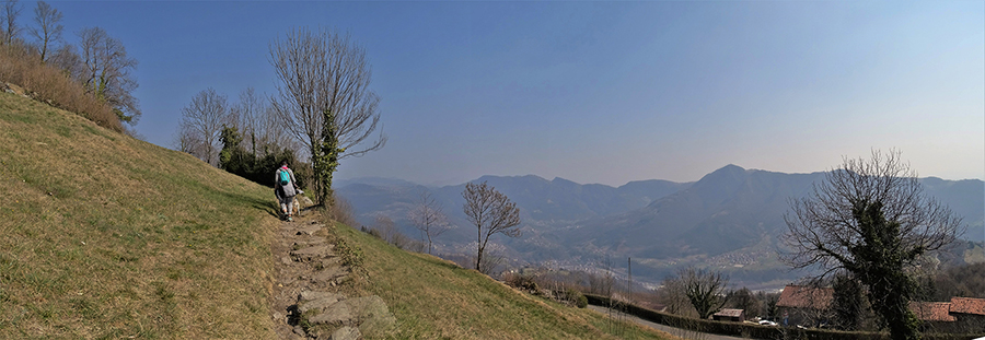 Partenza da S. Antonio Abbandonato (987 m) sul sent. 505 con vista in Canto Alto