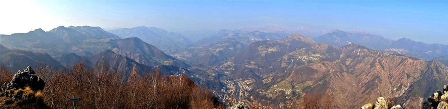 Dalla vetta del Monte Zucco vista panoramica verso le Orobie di Val Brembana