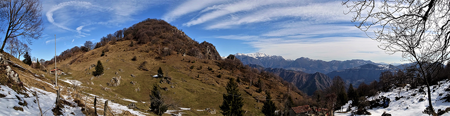 Roccoli sulla dorsale della costiera montuosa verso il Monte Zucco