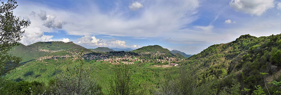 Vista panoramica su Altopiano Selvino-Aviatico e sue montagne dal 'Senter del Kuri' 
