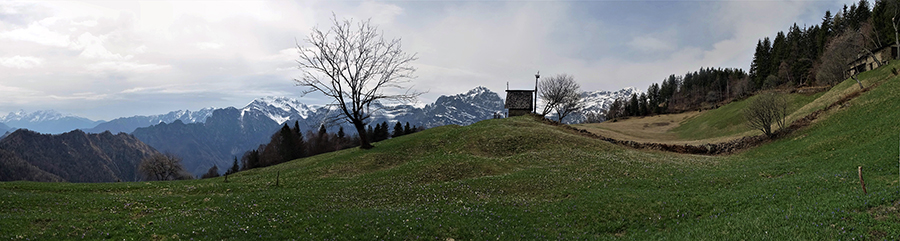 Vista panoramica ai prati della Pigolotta con la Cappella al centro