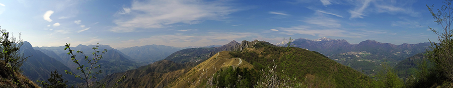 Panorama dal Pizzo di Spino (956 m) verso media Valle Brembana a sx e Valle Serina a dx