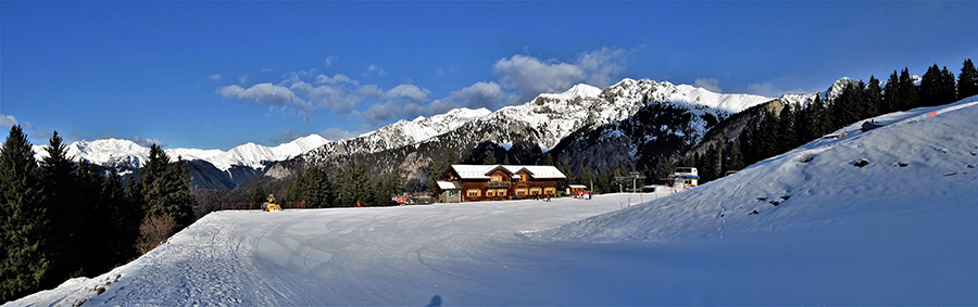 Al Rif. Gremei (1550 m) con vista sulla costiera Cavallo-Pegherolo-Secco