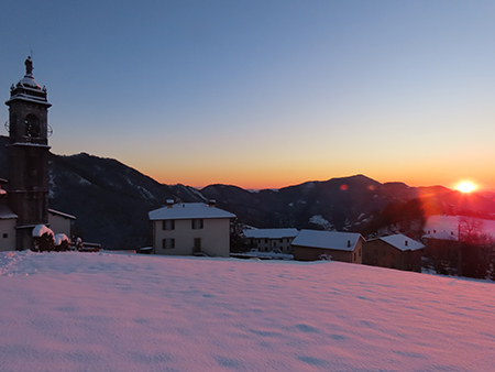 Miragoli con Monte Castello (1089 m), innevati e baciati dal sole-22nov25 - FOTOGALLERY