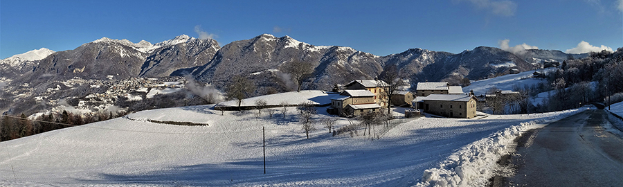 La contrada di Pos.Castello di Miragolo S. Salvatore con vista in Val Serina