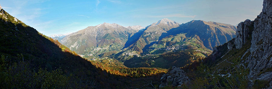 Salendo in Alben dal sentiero 501 con vista sulla conca di Oltre il Colle 