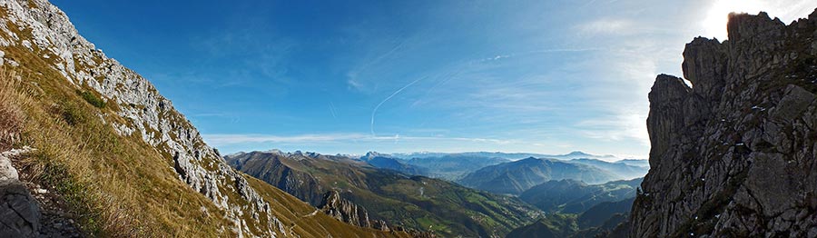 Salendo in Alben sul sentiero 501 vista sulla Valle del Riso e il Torrione d'Alben