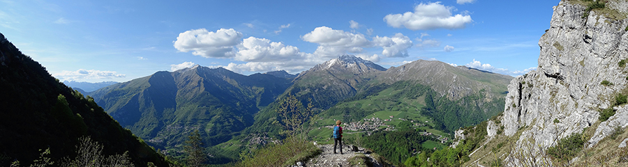 Dal canalone di salita al Col dei Brassamonti vista in Conca di Oltre il Colle con Menna, Arera, Grem