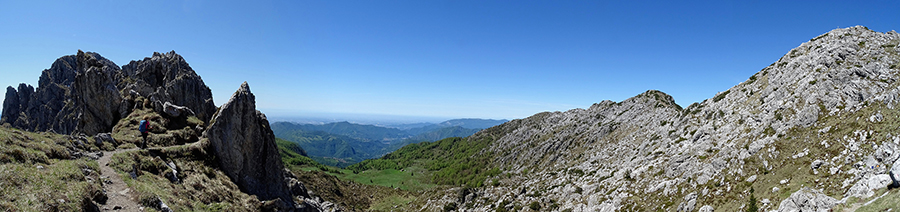 Sul sent. 501 per Cima Alben a sx con vista a dx in Cima Croce
