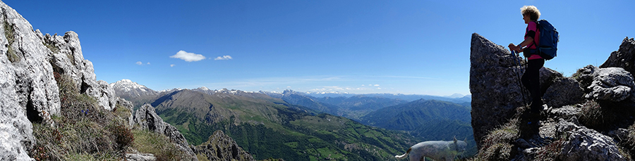 Dalla rocciosa cresta d'Alben vista isu Val del Riso e verso l'alta Val Seriana