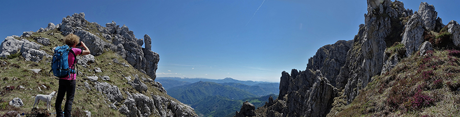 Dai contrafforti rocciosi della cresta d'Alben vista sui monti della Val Seriana