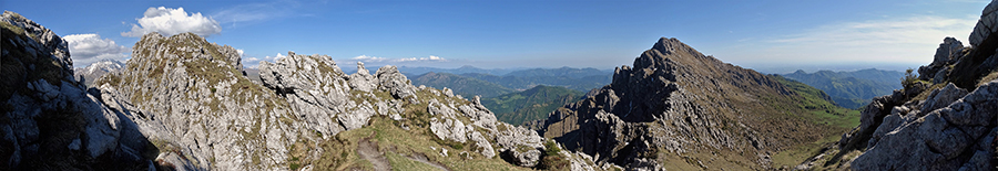 Salendo in Cima Croce ampia vista su Cima Alben