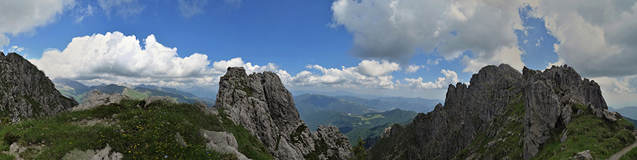 Torrioni, giuglie, pinnacoli sulla cresta per Cima Alben