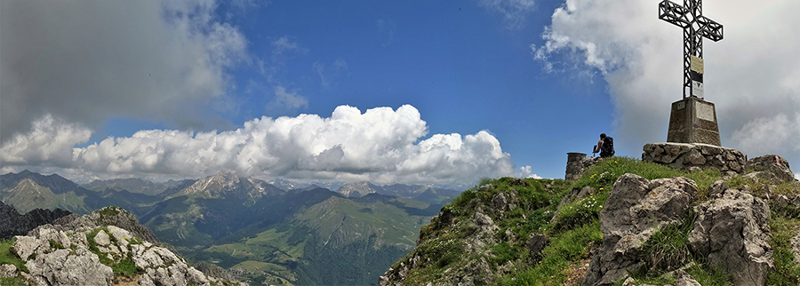 Alla croce di vetta di Cima Alben (2019 m)