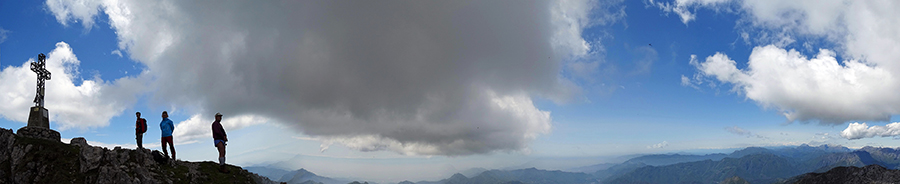 Dalla croce del Monte Alben (2020 m)vista verso Valle Serina e Brembana