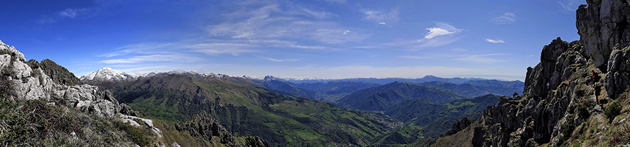 Salendo in Cima Alben su variante esposta su Valle del Riso con vista sulla Valle Seriana