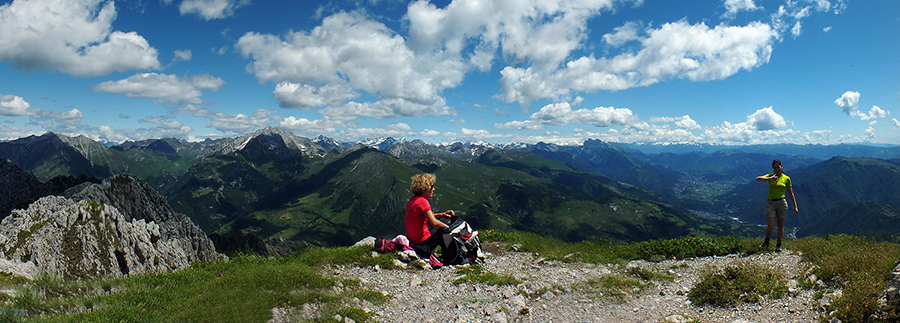 Panorama dalla vetta del Monte Alben verso la Val Seriana e le sue Orobie