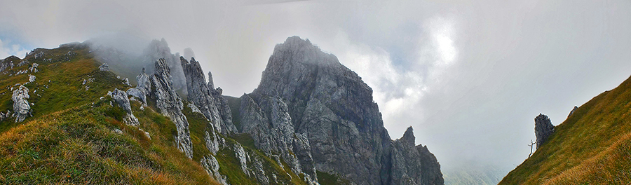 Contrafforti, pinnacoli, guglie sul versante seriano verso la Val Vertova