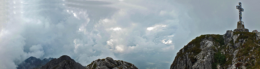 Croce di Monte Alben (2019 m) con vista su creste nord