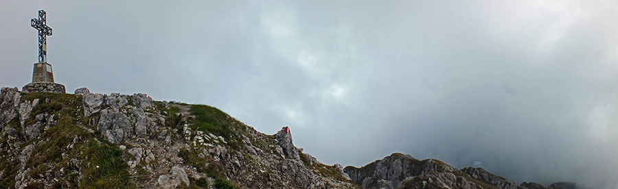 Croce di Monte Alben (2019 m) con vista su creste sud