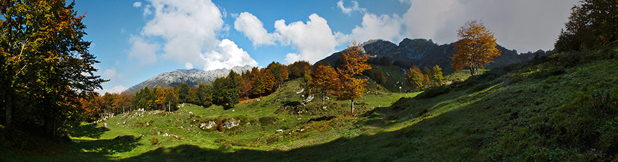 Al pianoro della Cascina dei Foppi (1600 m)  con vista verso le creste sud del Monte Alben