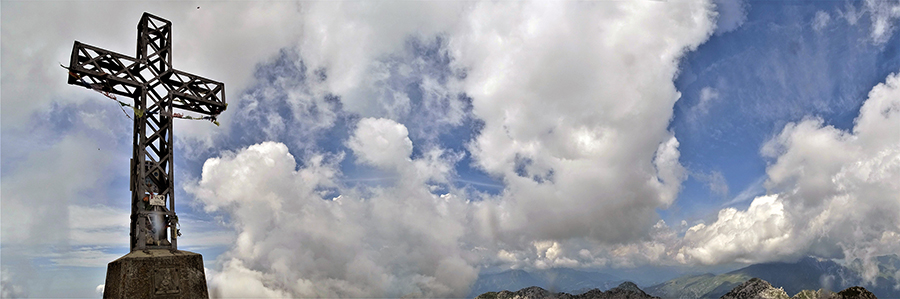 Alla bella croce di vetta di Cima Alben (2020 m) ammirando le nuvole pi霉 che i panorami !