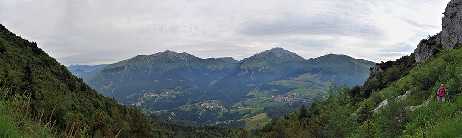 Salendo il canalone per il Col dei Brassamonti vista sulla conca di Oltre il Colle e i suoi monti