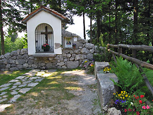 La Santella del Crocefisso degli Alpini di Oltre il  Colle