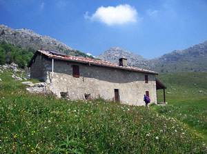 Casera ai pascoli d'Alben con vista su Cima la Croce