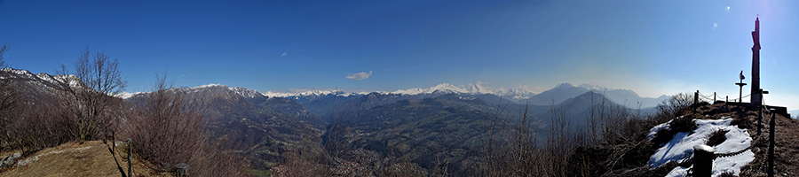 Dalla cresta di vetta del Monte Molinasco (1179 m) panorama verso la Valle Brembana