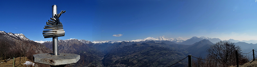 Dalla cresta di vetta del Monte Molinasco (1179 m) panorama verso la Valle Brembana
