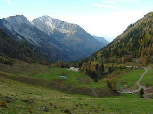 Le Baite di Mezzeno, punto di partenza per salire al  Passo della Marogella o al Passo Branchino